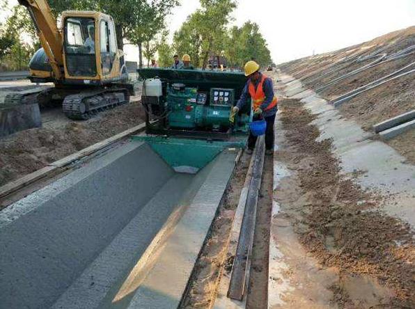 排除路基拦截道路上方边坡的坡面水,迅速汇集并把它们引入顺畅的排水
